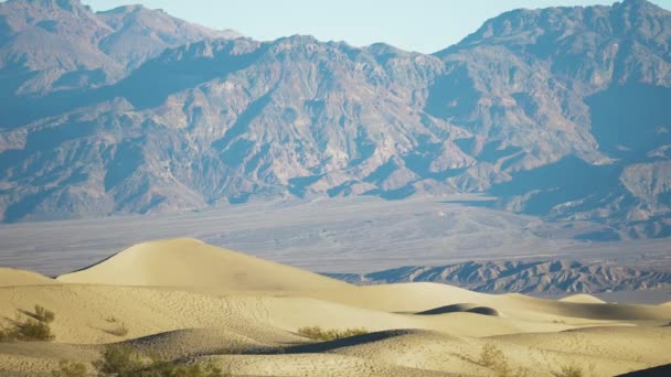 Mesquite Kum Tepelerinden Görülen Uzak Dağlar Kilitli Çekim Kuruluyor — Stok video