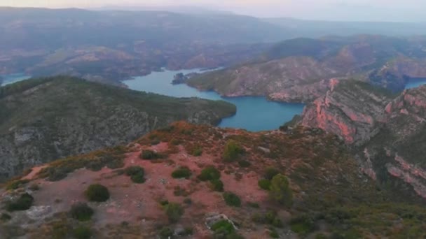 Stabilire Riprese Drone Volante Sopra Canyon Roccioso Fiume Acqua Durante — Video Stock