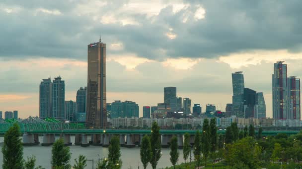 韩国首尔 汉江上的汉江铁路桥 日落时分 有丽都岛摩天大楼和高楼 时间过去了 — 图库视频影像