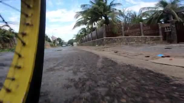 Pengendara Sepeda Bersepeda Dengan Kamera Rendah Ditembak Dengan Tampilan Roda — Stok Video