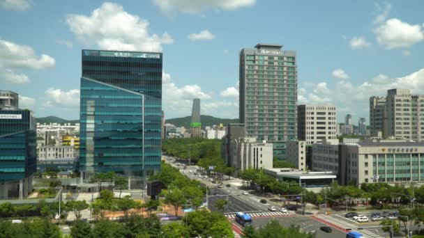 高層ビルや高層ビルが立ち並ぶ大田市交通韓国では昼間は高層ビルや高層ビルが立ち並んでいます ワイドショット — ストック動画