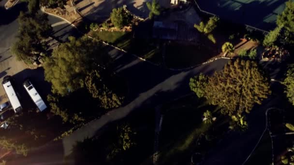 Tilt Aerial Drone Shot Mount Woodson Castle Neighborhood Área Ramona — Vídeos de Stock