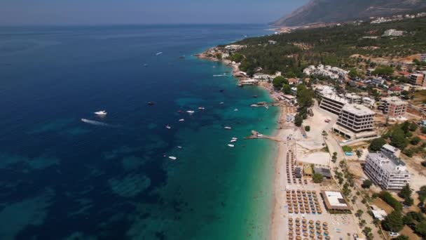 Ausflugsboote Schwimmen Der Nähe Des Pier Schönen Strand Von Dhermi — Stockvideo