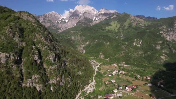 Hermoso Valle Theth Pueblo Montaña Albania Hostales Iglesia Rodeada Bosque — Vídeos de Stock