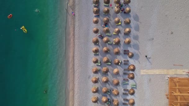 Praia Limpa Com Guarda Chuvas Palha Perto Água Mar Azul — Vídeo de Stock