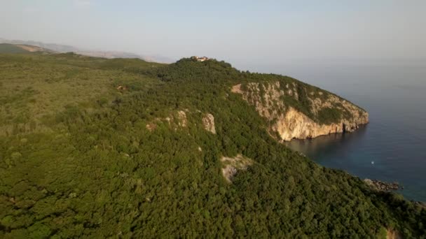Hermoso Cabo Cubierto Bosque Verde Volando Sobre Antiguo Monasterio Con — Vídeos de Stock