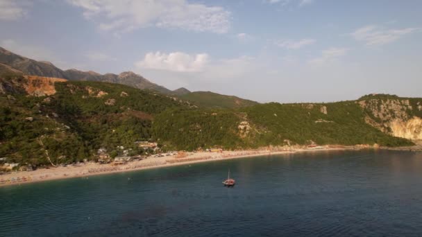 Playa Idílica Lugar Tranquilo Rodeado Verdes Colinas Con Sombrillas Resorts — Vídeos de Stock