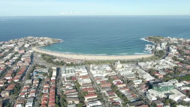 位于澳大利亚新南威尔士州悉尼的北邦迪海角鸟瞰图 Bondi海滩南部的空中高楼和Iceberg游泳池在白天 Bondi海岸郊区 — 图库视频影像