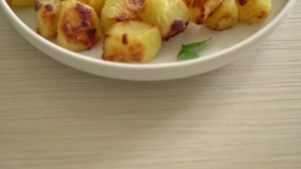 Batatas Assadas Grelhadas Prato Branco — Vídeo de Stock