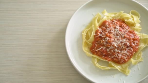 Makaron Bolognese Fettuccine Wieprzowy Serem Parmezan Włoski Styl Żywności — Wideo stockowe