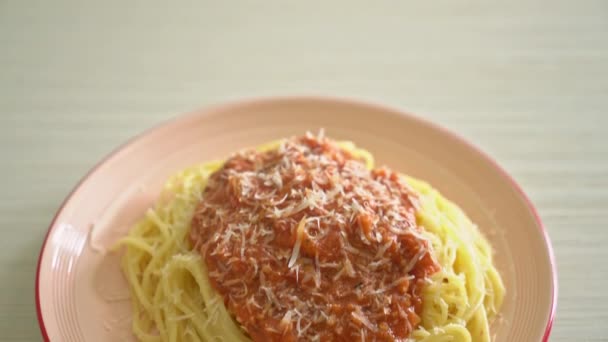 Varkensvleesworst Spaghetti Met Parmezaanse Kaas Italiaanse Keuken — Stockvideo