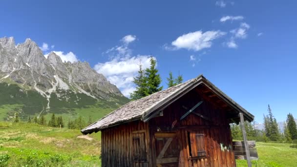 Panning Shot Vecchia Casa Escursionistica Legno Nel Paesaggio Verde Con — Video Stock