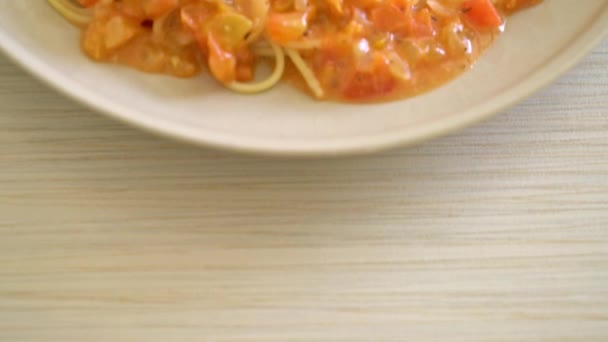 Spaghettipasta Med Krämig Tomatsås Eller Rosa Sås — Stockvideo