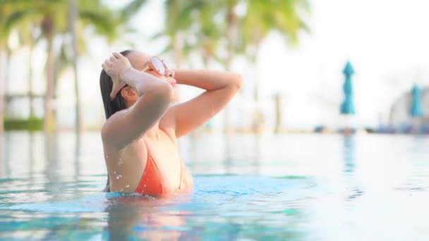 Fiatal ázsiai Nő Modell Orange Bikini Simogatás Nedves Haj Belső Úszómedence Egzotikus Naplemente Lassú Mozgású Közelkép
