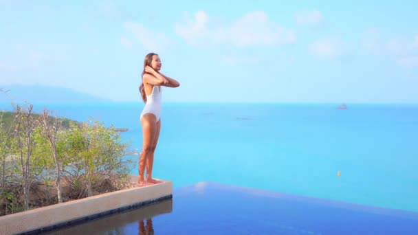 Wspaniały Widok Basenu Bezkresnego Dachu Kobieta Stroju Kąpielowym Stojąca Kamiennym — Wideo stockowe