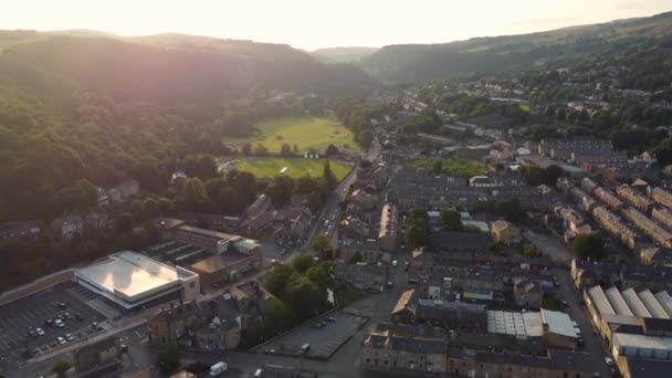 Vista Aérea Una Ciudad Yorkshire Atardecer Todmorden Parque Campo Cricket — Vídeos de Stock