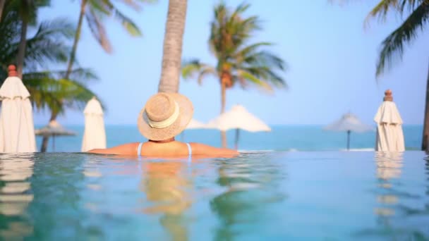 Back Beautiful Woman Sunhat Godendo Vista Dall Interno Piscina Infinity — Video Stock