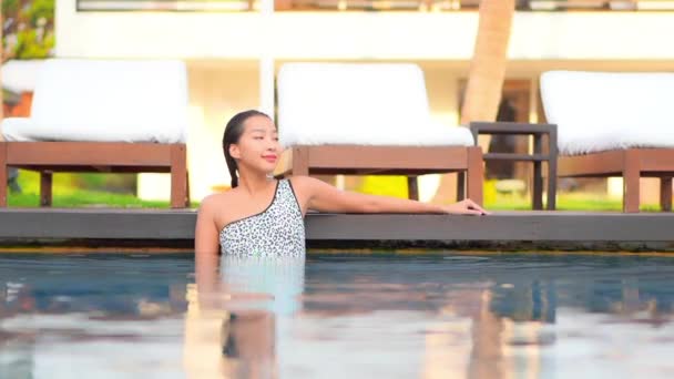 Junge Asiatische Frau Ruht Wasser Rande Des Swimmingpools Neben Der — Stockvideo