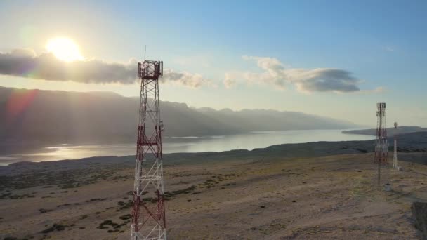 Αεροφωτογραφία Των Πύργων Τηλεπικοινωνιών Cellular Network Antenna Μεταξύ Ποταμού Και — Αρχείο Βίντεο