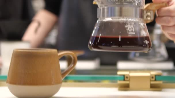 Jongeman Hand Houden Glas Pot Koffie Cafe Tafel Koffie Drinken — Stockvideo