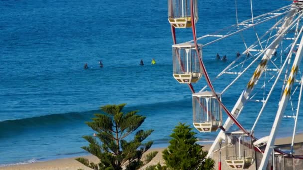 Roda Gigante Fundo Azul Mar Roda Gigante Cidade Costeira Férias — Vídeo de Stock