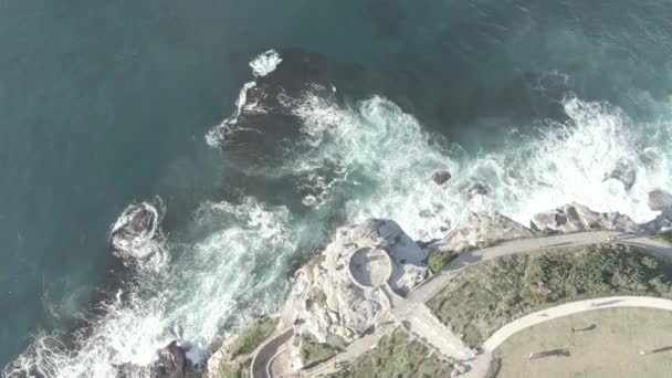 Lélegzetelállító Felső Légi Lassított Felvétel Óceán Óriási Hullámok Összeomlik Sziklás — Stock videók