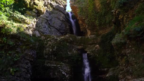 Acqua Che Cade Attraverso Scogliere Grotte Formazione Rocciosa Vicino Valle — Video Stock