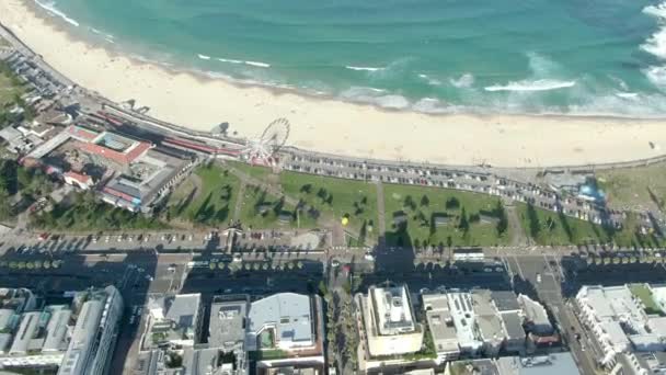 シドニーの晴れた日にボンダイビーチやボンダイベイの空中ビュー シドニー 象徴的なボンダイビーチスローモーション オーストラリアの冬にあるボンダイビーチのアパート — ストック動画