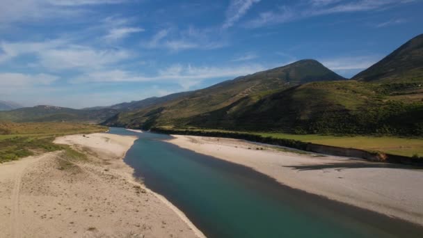 Ποταμός Vjosa Και Βουνό Όμορφο Τοπίο Μια Καλοκαιρινή Μέρα Συννεφιασμένο — Αρχείο Βίντεο