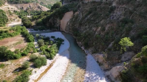 Rio Selvagem Vjosa Que Atravessa Penhascos Belo Vale Uma Remota — Vídeo de Stock