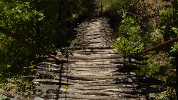 Dřevěný Visutý Most Větvemi Nad Divokou Řekou Spojující Lidi Albánských — Stock video