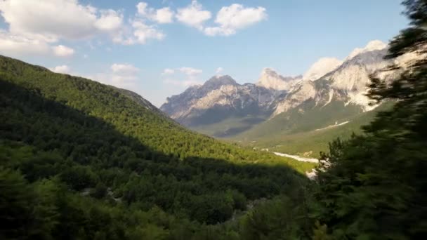 Paisagem Montanhosa Idílica Vale Valbona Albânia Florestas Selvagens Picos Altos — Vídeo de Stock