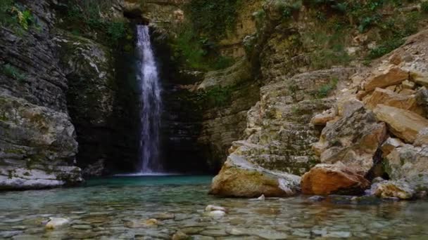 Paisaje Cuento Hadas Cascada Con Agua Cristalina Rodeada Acantilados Cavados — Vídeo de stock