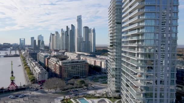ブエノスアイレス アルゼンチンの青い空を持つプエルトマデロのアパートと都市の眺めの4K空中ドローン映像 — ストック動画