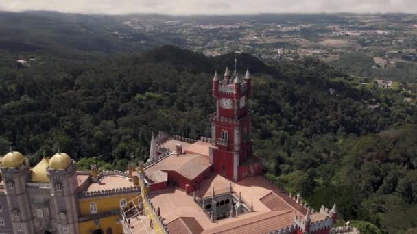 Helder Gekleurde Rode Gele Torens Van Paleis Pena Sintra Tegen — Stockvideo