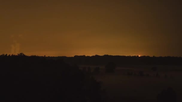 Rök Stiger Över Horisonten Med Glödande Gyllene Himmel Och Dimma — Stockvideo