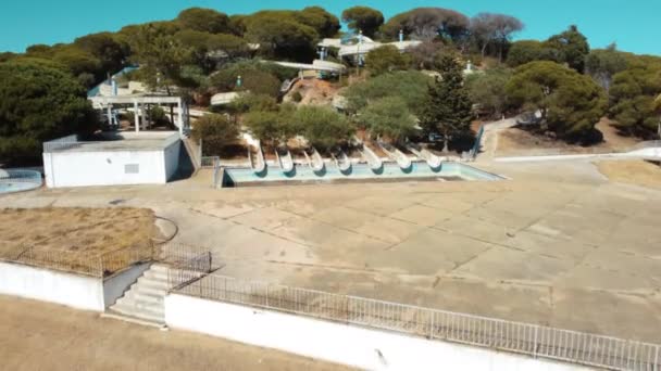 Drone Voando Sobre Corrediças Piscina Parque Aquático Abandonado Altura Algarve — Vídeo de Stock
