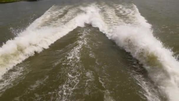 Motorbåt Och Dess Motorpropellrar Pressar Vattnet Höga Vågor — Stockvideo