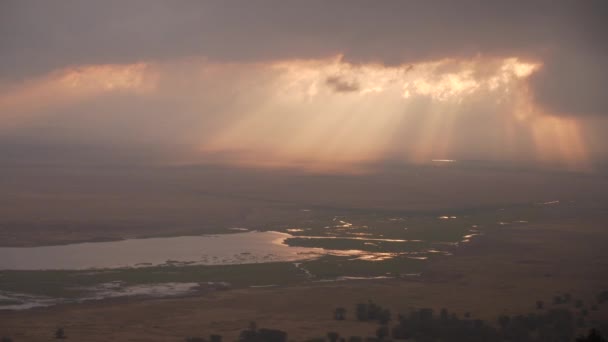 Ngorongoro Krater Otroligt Utsikt Den Gyllene Timmen Med Solstrålar Som — Stockvideo