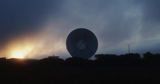 Nuvens Pôr Sol Dramáticas Sol Atrás Uma Antena Espacial Silhueta — Vídeo de Stock