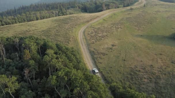 캐나다 서스캐처원주 비포장 도로에서 트럭을 뒤쫓는 비행기였다 산불로 타오르는 — 비디오