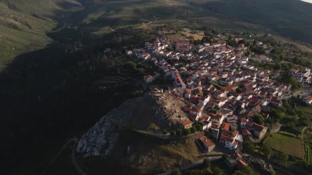 Drone Abaixa Sobre Castelo Telhados Folgosinho Pôr Sol Com Brilho — Vídeo de Stock