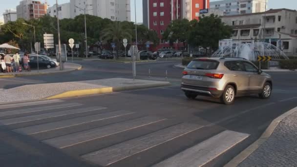 Kreisverkehr Strand Von Quarteira Mit Autos Die Einen Springbrunnen Umfahren — Stockvideo