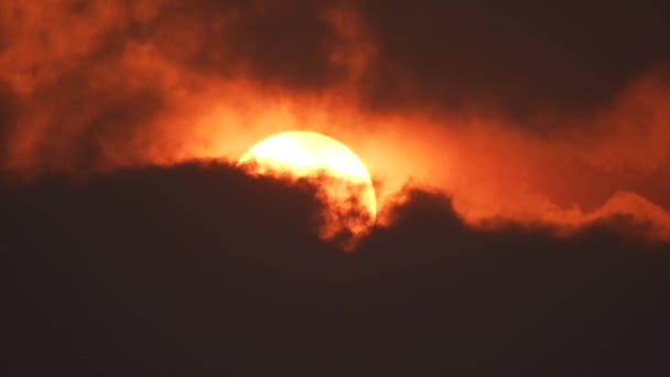 Wielkie Czerwone Pomarańczowe Słońce Ukryte Chmurach Afryka Piękne Niebo Afrykański — Wideo stockowe
