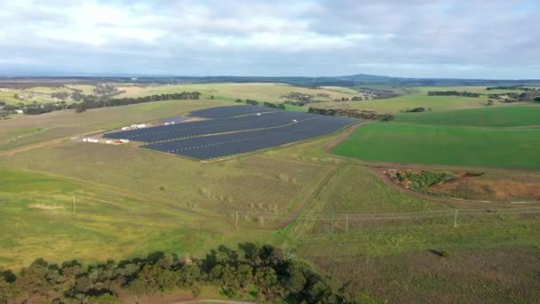 Aeriell Stora Solar Farm Ligger Gröna Fält Soliga Dagen — Stockvideo