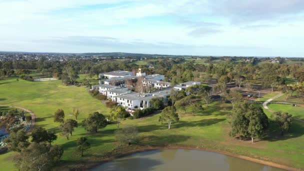 Aerial Approaching Waurn Ponds Estate Deakin University Austrálie — Stock video