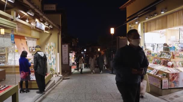 Kiyomizu Zaka Straße Bei Nacht Touristen Kaufen Souvenirs — Stockvideo