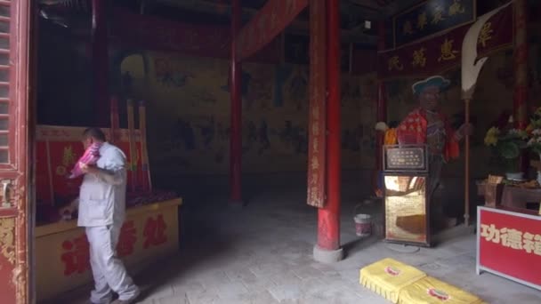 Bir Keşiş Çin Batısındaki Gansu Jiayuguan Bir Çin Tapınağında Tanrılara — Stok video