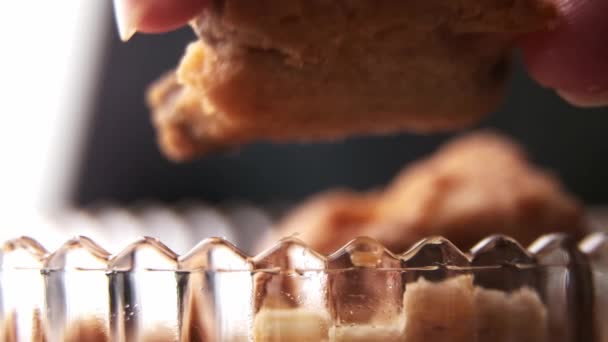 Супер Макро Крупным Планом Снимок Пальца Собирающего Шоколадное Печенье Бросающего — стоковое видео