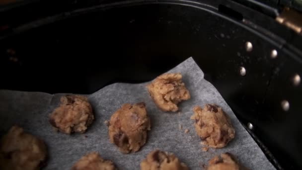 エアフライヤーで生のチョコレートチップクッキーのパン プルフォーカス — ストック動画